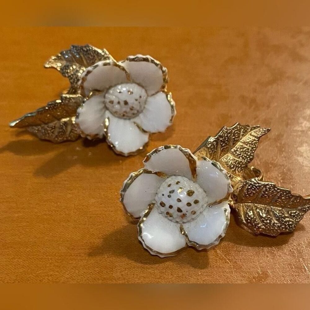 Vintage Castlecliff Flower Clip On Earrings Gold Tone Floral Signed Pair Jewelry